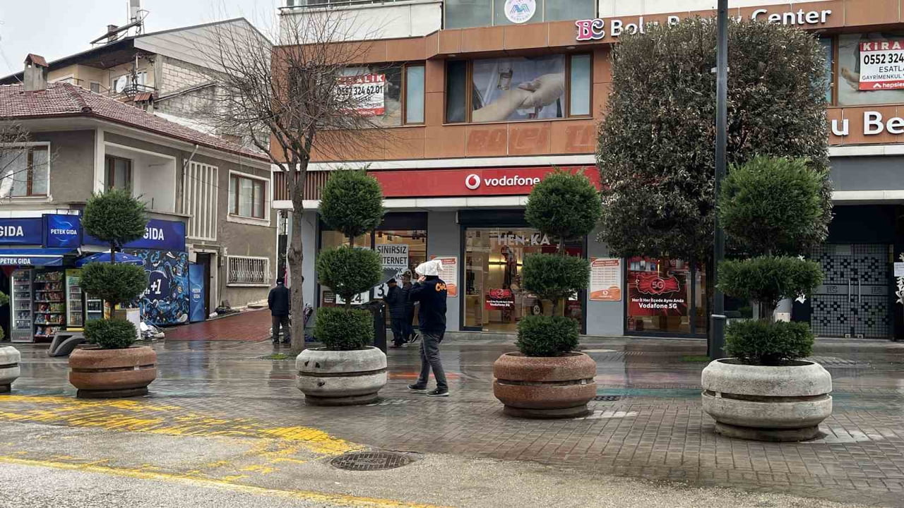 BOLU’DA SABAH SAATLERİNDEN İTİBAREN ARALIKLARLA YAĞMUR VE FIRTINA ETKİSİNİ GÖSTERDİ.