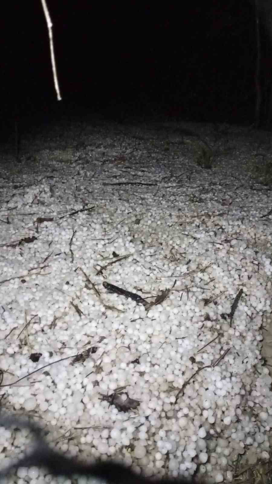 BOLU’DA SABAHA KARŞI ANİDEN BASTIRAN DOLU YAĞIŞI ETKİLİ OLDU. KISA SÜREDE KENTİ ETKİSİ ALTINA ALAN...