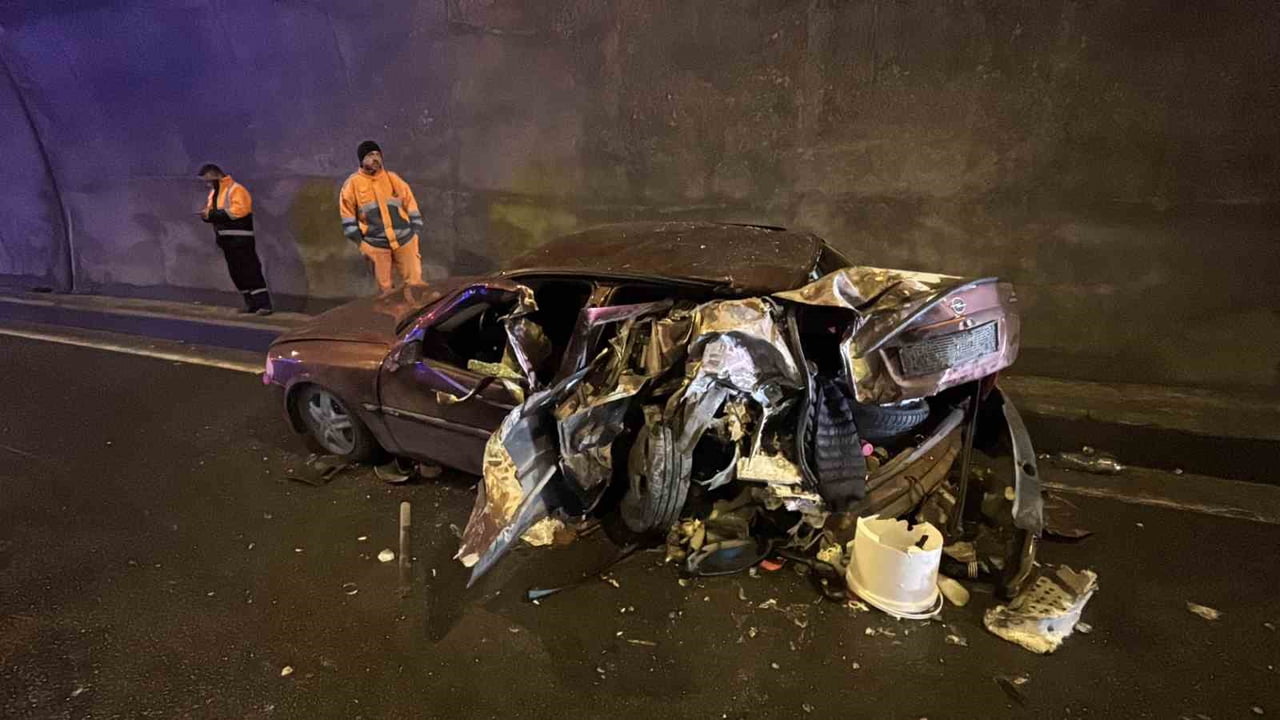 BOLU DAĞI TÜNELİ İÇERİSİNDE TIRLA ÇARPIŞMASI NETİCESİNDE HURDAYA DÖNEN OTOMOBİLDE BULUNAN 5 KİŞİ...