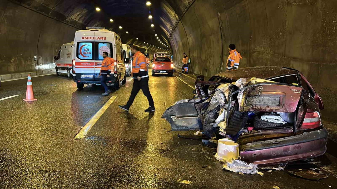 BOLU DAĞI TÜNELİ İÇERİSİNDE TIRLA ÇARPIŞMASI NETİCESİNDE HURDAYA DÖNEN OTOMOBİLDE BULUNAN 5 KİŞİ...