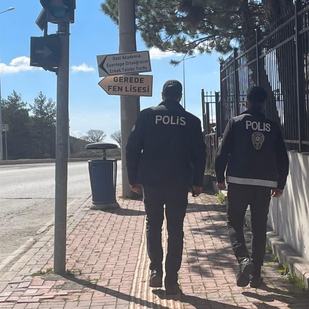 BOLU’NUN GEREDE İLÇESİNDE POLİS EKİPLERİ, OKUL ÇEVRELERİNDE GÜVENLİK ÖNLEMLERİNİ...