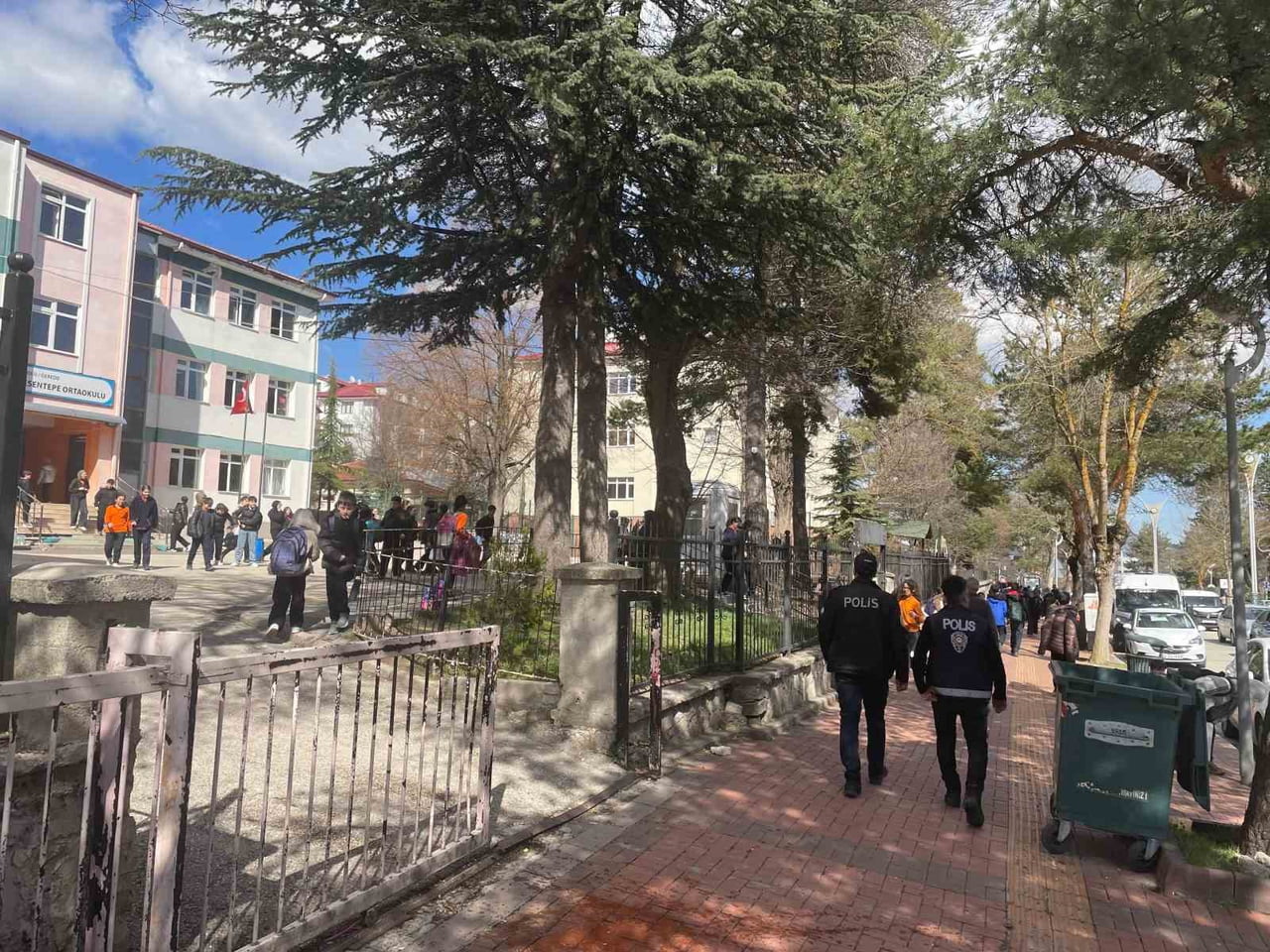 BOLU’NUN GEREDE İLÇESİNDE POLİS EKİPLERİ, OKUL ÇEVRELERİNDE GÜVENLİK ÖNLEMLERİNİ...