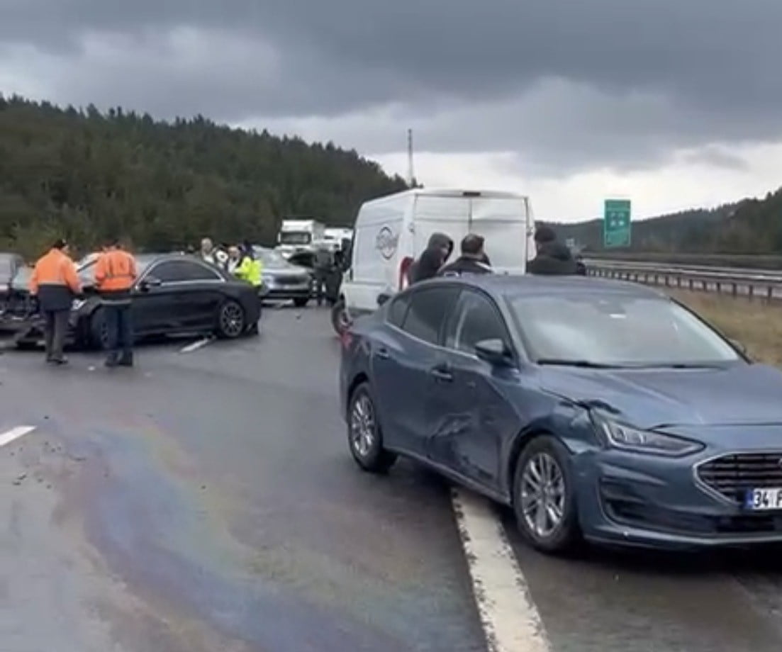 BOLU’NUN GEREDE İLÇESİNDE, TEM OTOYOLU'NDA YAĞMUR NEDENİYLE KAYGANLAŞAN YOLDA 10 ARACIN KARIŞTIĞI...