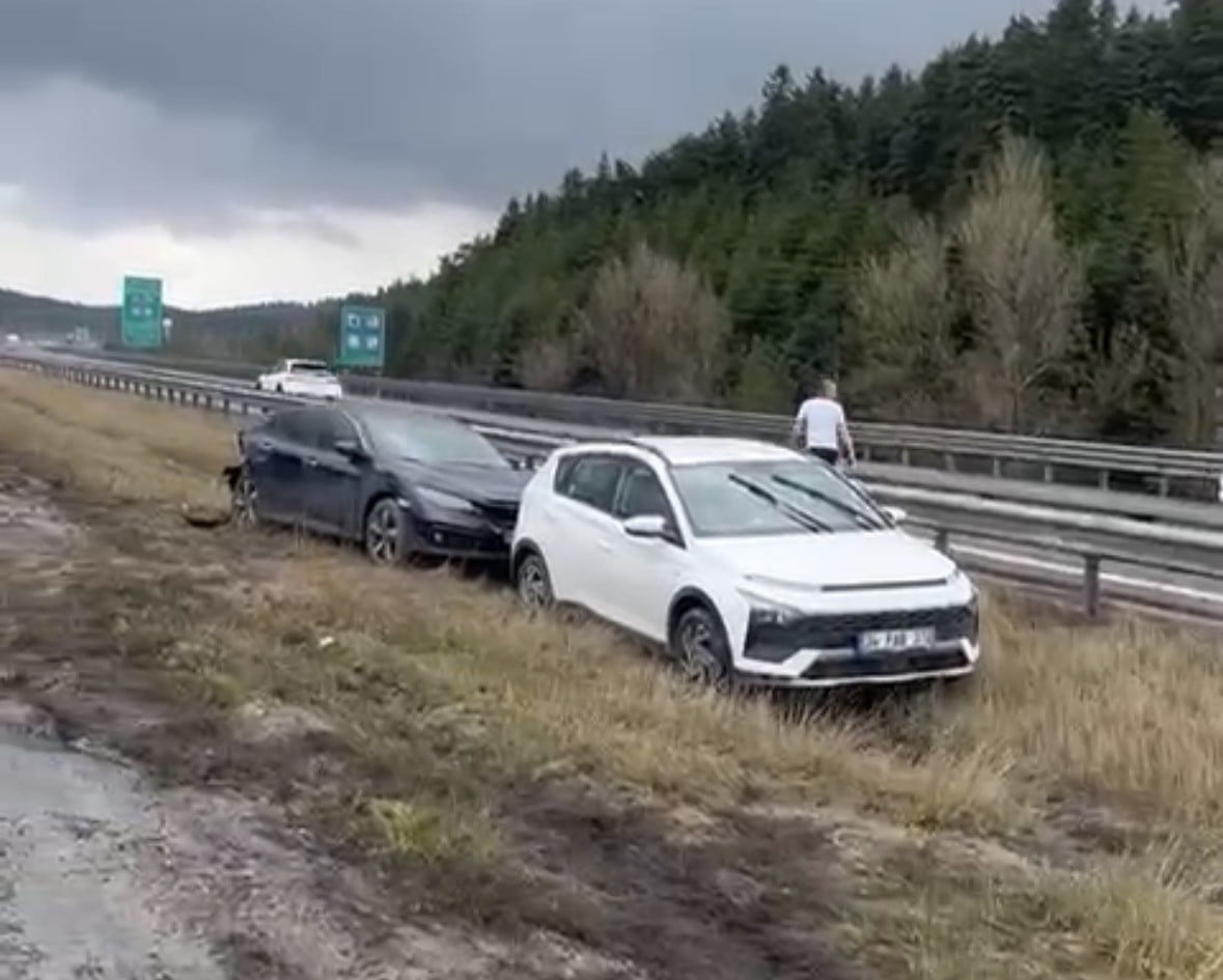 BOLU’NUN GEREDE İLÇESİNDE, TEM OTOYOLU'NDA YAĞMUR NEDENİYLE KAYGANLAŞAN YOLDA 10 ARACIN KARIŞTIĞI...