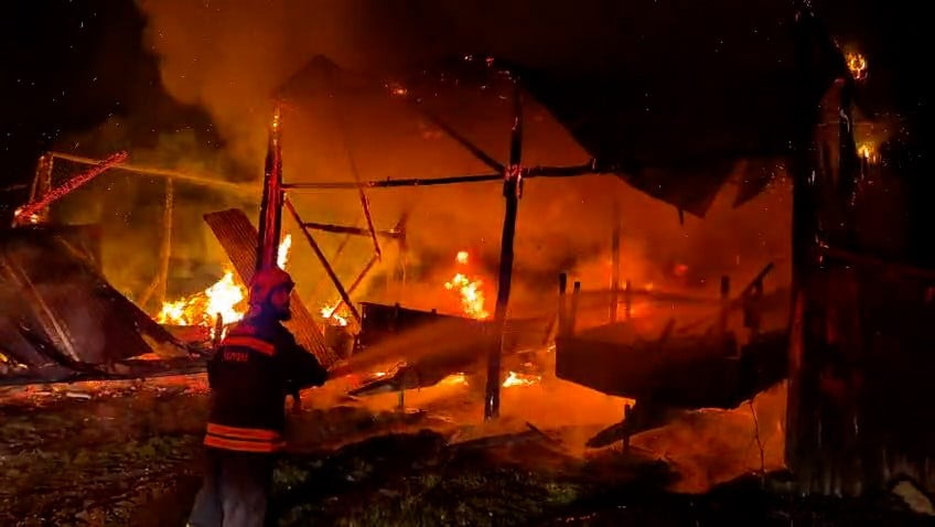 BOLU’NUN MUDURNU İLÇESİNDE YILDIRIM DÜŞMESİ SONUCU BİR SAMANLIK VE YANINDA BULUNAN TRAKTÖR ALEV...