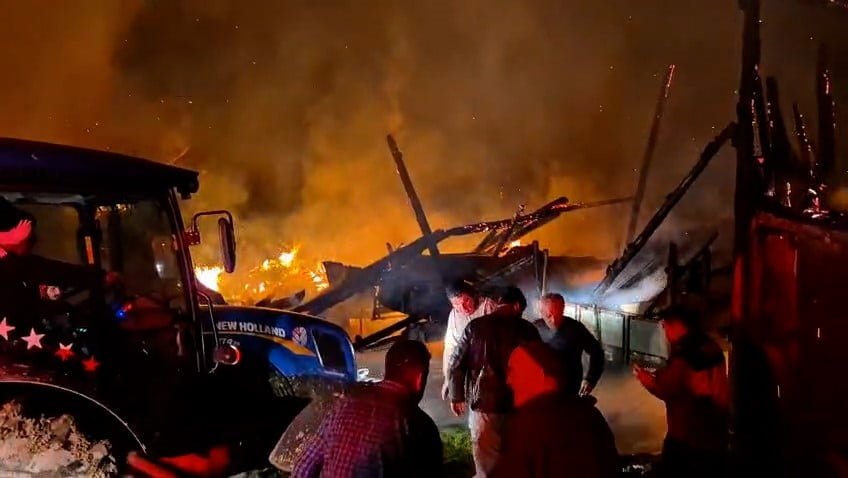 BOLU’NUN MUDURNU İLÇESİNDE YILDIRIM DÜŞMESİ SONUCU BİR SAMANLIK VE YANINDA BULUNAN TRAKTÖR ALEV...