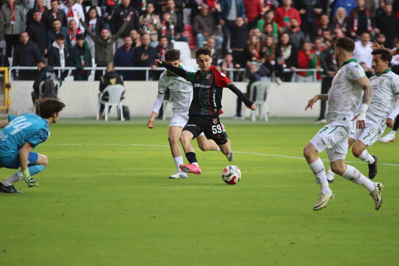 BORNOVA 1877 İLE KARŞIYAKA, TFF 3. LİG 4. GRUP 28. HAFTA MÜCADELESİNDE YARIN SAAT 16.00'DA BORNOVA...