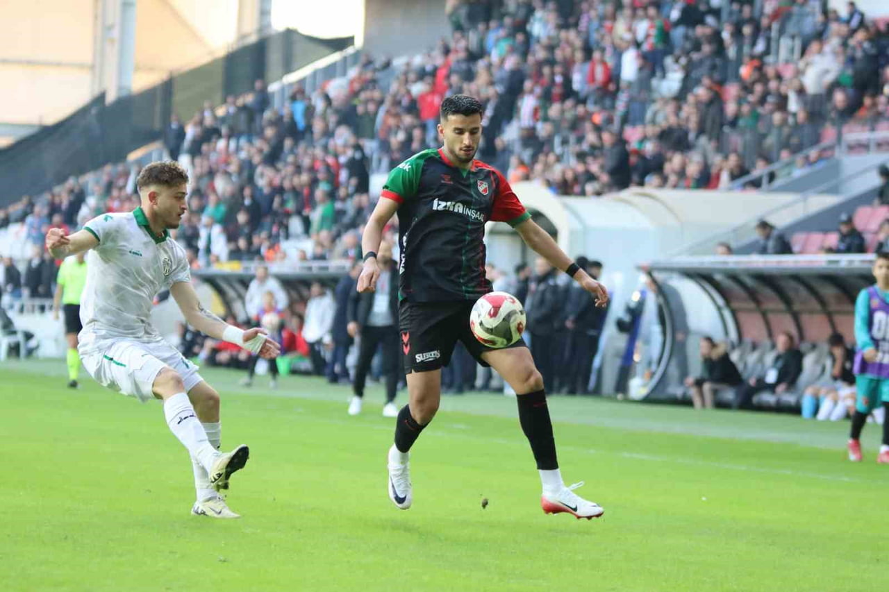 BORNOVA 1877 İLE KARŞIYAKA, TFF 3. LİG 4. GRUP 28. HAFTA MÜCADELESİNDE YARIN SAAT 16.00'DA BORNOVA...