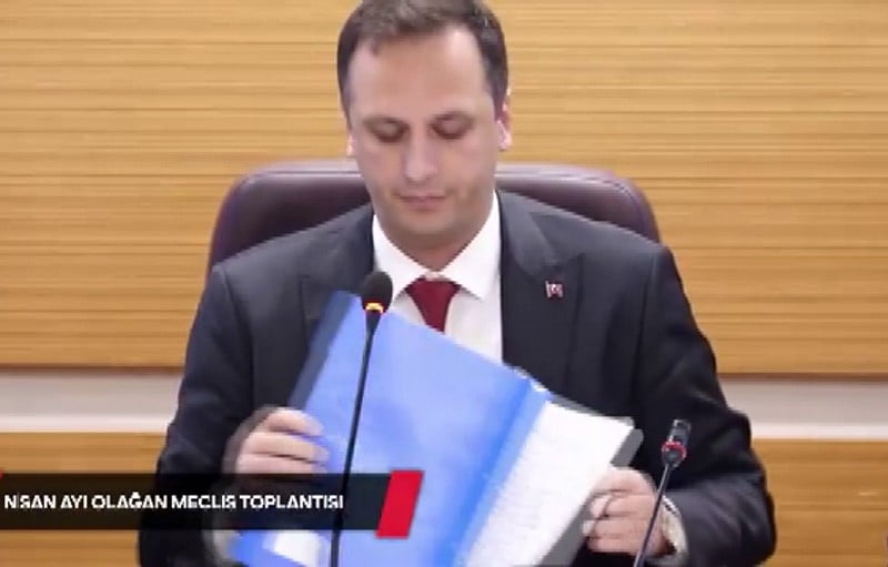 BORNOVA BELEDİYESİ MECLİSİNDE 'BANKAMATİK SEVGİLİ' SORULARI KARŞISINDA GERİLEN BELEDİYE BAŞKANI...