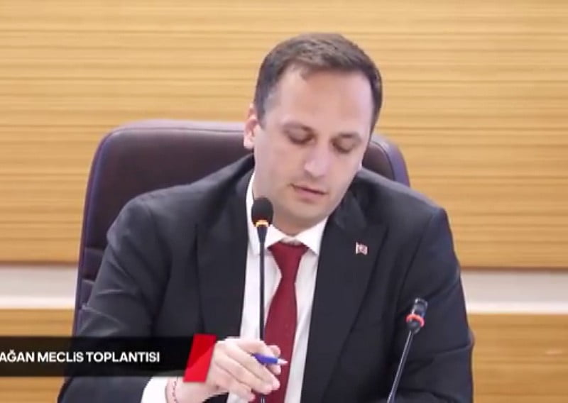 BORNOVA BELEDİYESİ MECLİSİNDE 'BANKAMATİK SEVGİLİ' SORULARI KARŞISINDA GERİLEN BELEDİYE BAŞKANI...