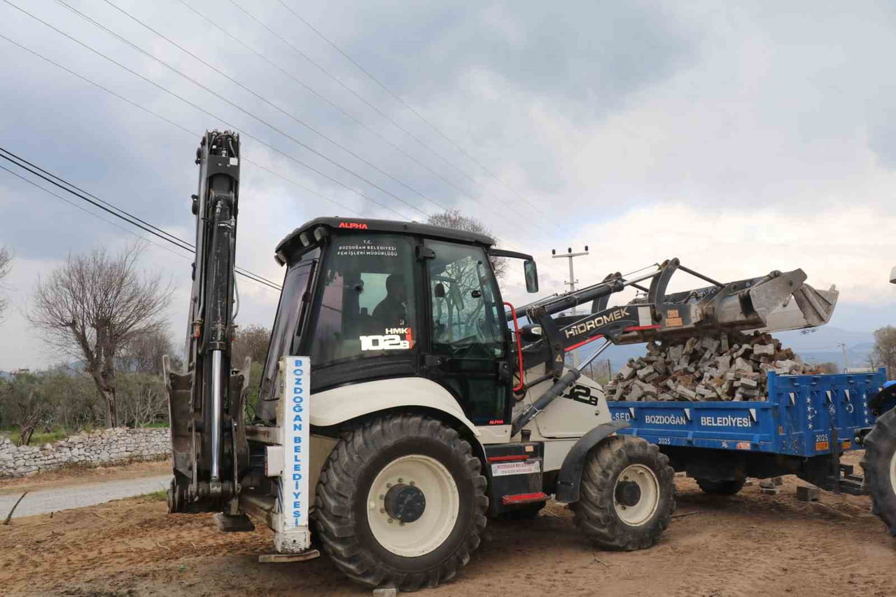 BOZDOĞAN AKÇAY MAHALLESİ’NDE YOLLAR YENİLENDİ