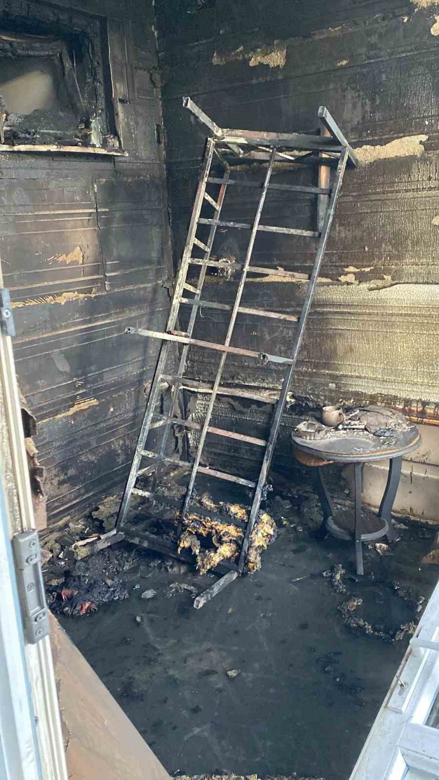 BUCAK İLÇESİNDE TEK KATLI BİR EVİN BALKONUNDA ÇIKAN YANGIN, İTFAİYE EKİPLERİNİN MÜDAHALESİYLE...