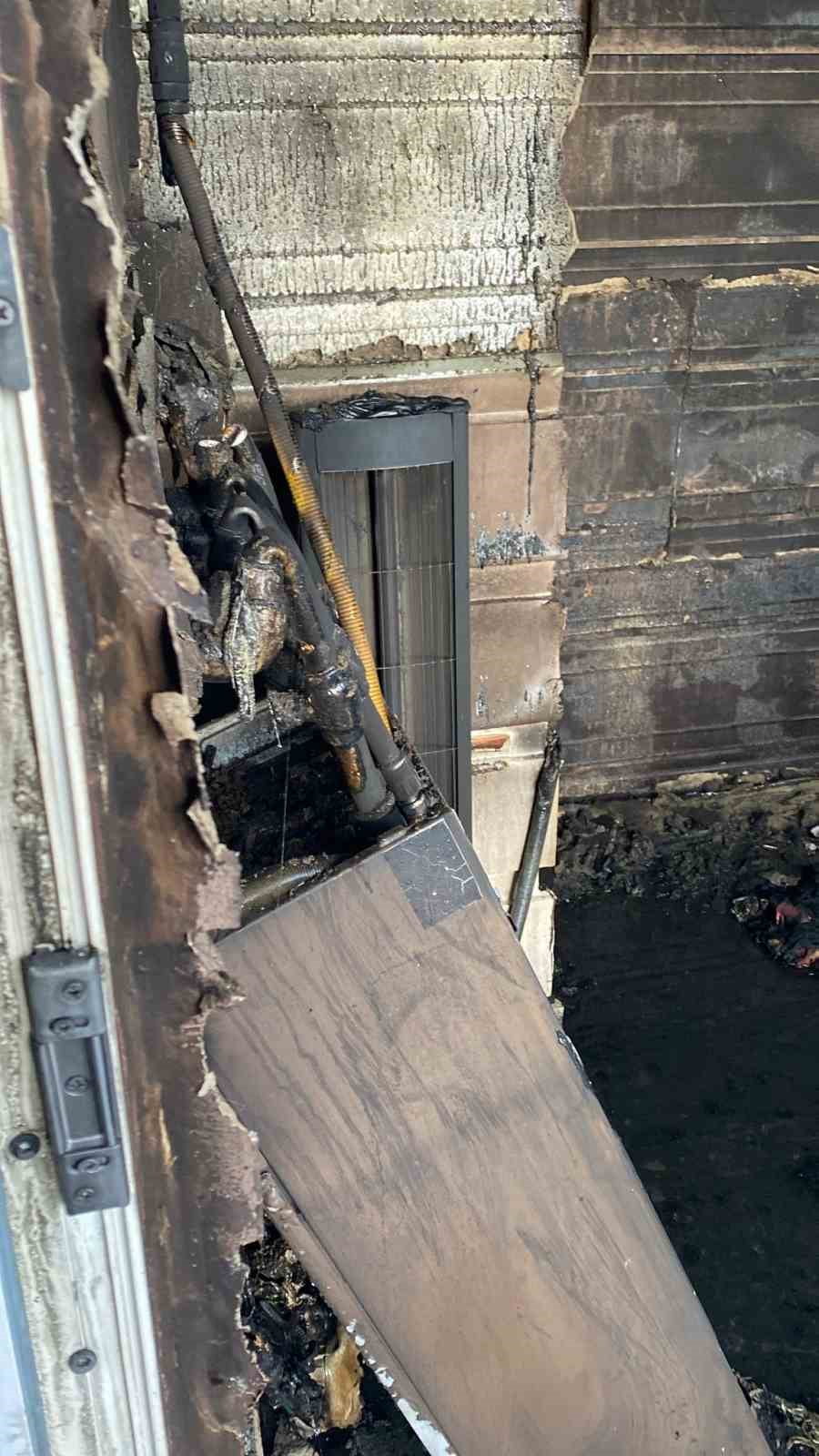 BUCAK İLÇESİNDE TEK KATLI BİR EVİN BALKONUNDA ÇIKAN YANGIN, İTFAİYE EKİPLERİNİN MÜDAHALESİYLE...