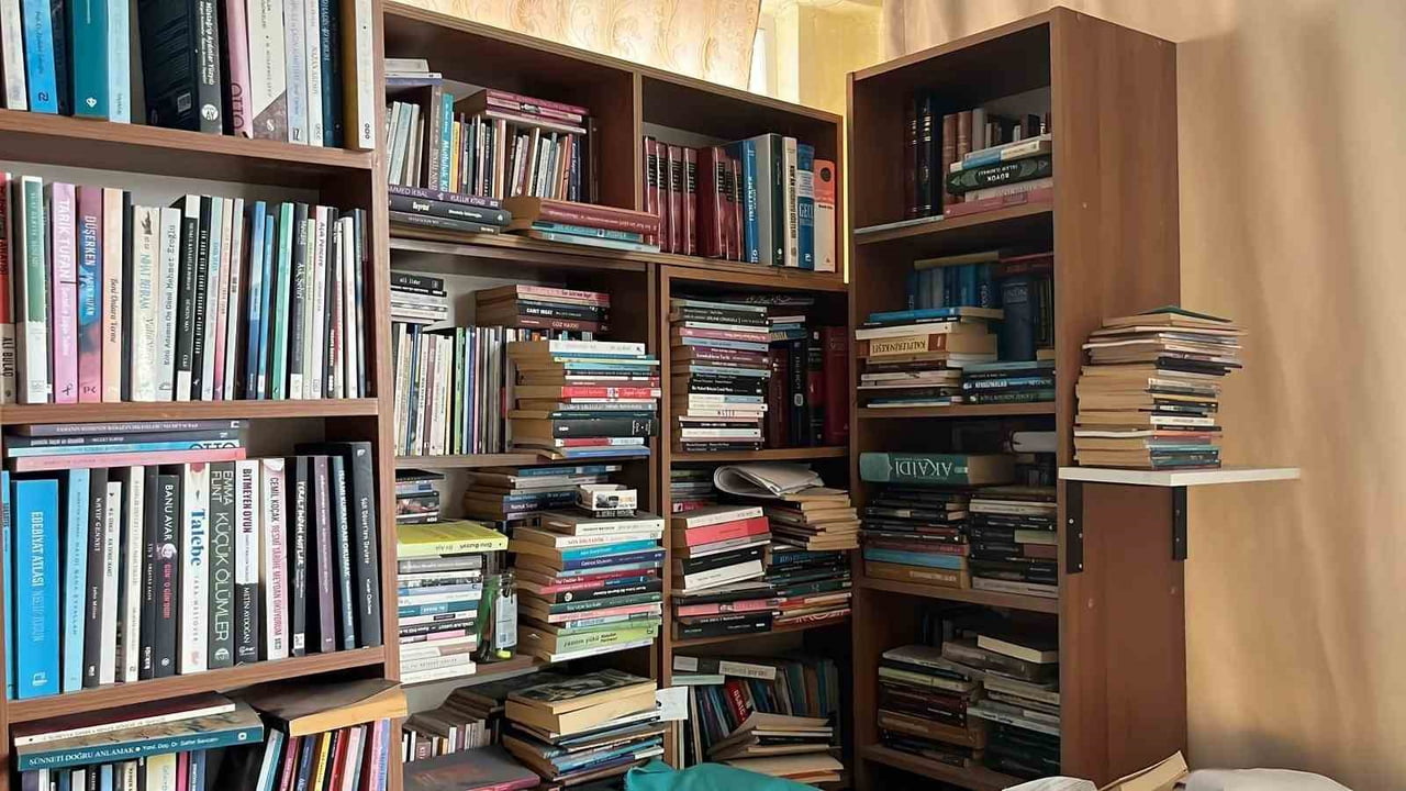 BUGÜN EVİNDE YAKLAŞIK 11 BİN KİTAP BULUNDUĞUNU BELİRTEN KAYA, BUNLARIN 10 BİNİNİ OKUDUĞUNU İFADE...