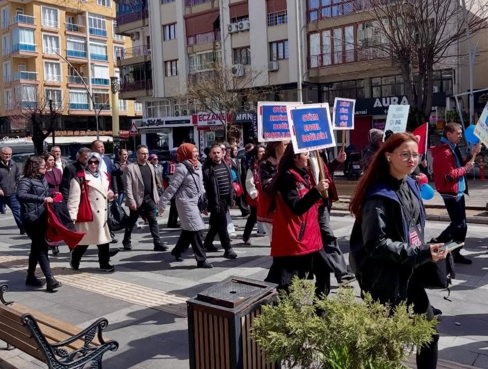 BURDUR'DA, ‘2 NİSAN OTİZM FARKINDALIK GÜNÜ’ DOLAYISIYLA YÜRÜYÜŞ DÜZENLENDİ.