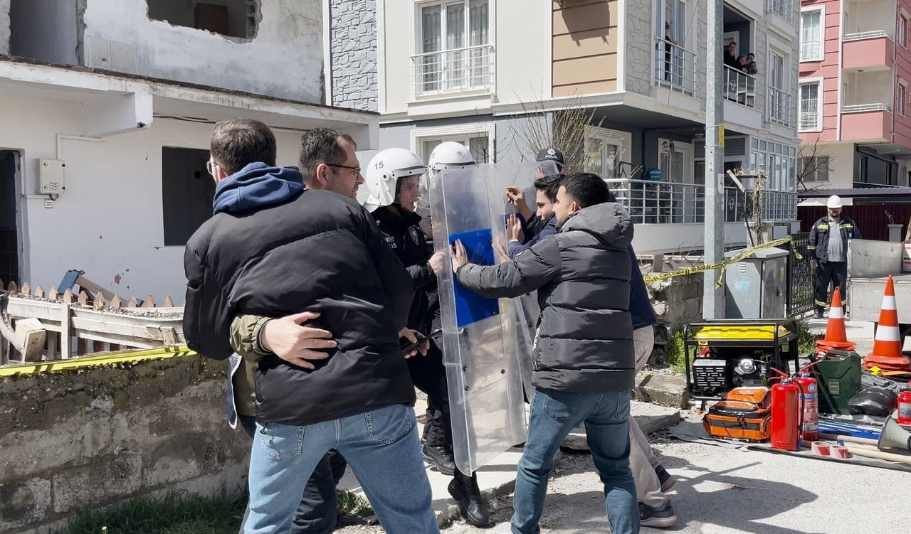 BURDUR'DA 23 AFET ÇALIŞMA GRUBUNDAN 486 PERSONELİN KATILIMI İLE DÜZENLENEN DEPREM TATBİKATI...