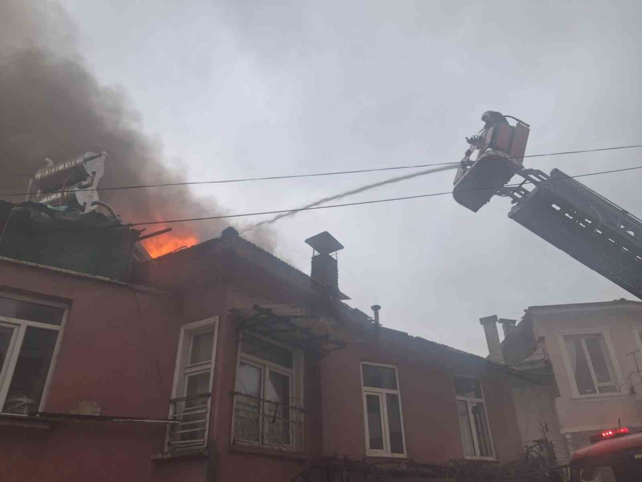 BURDUR'DA APARTMANIN ÇATISINDA ÇIKAN YANGIN BÜYÜMEDEN İTFAİYE EKİPLERİ TARAFINDAN KONTROL  ALTINA...
