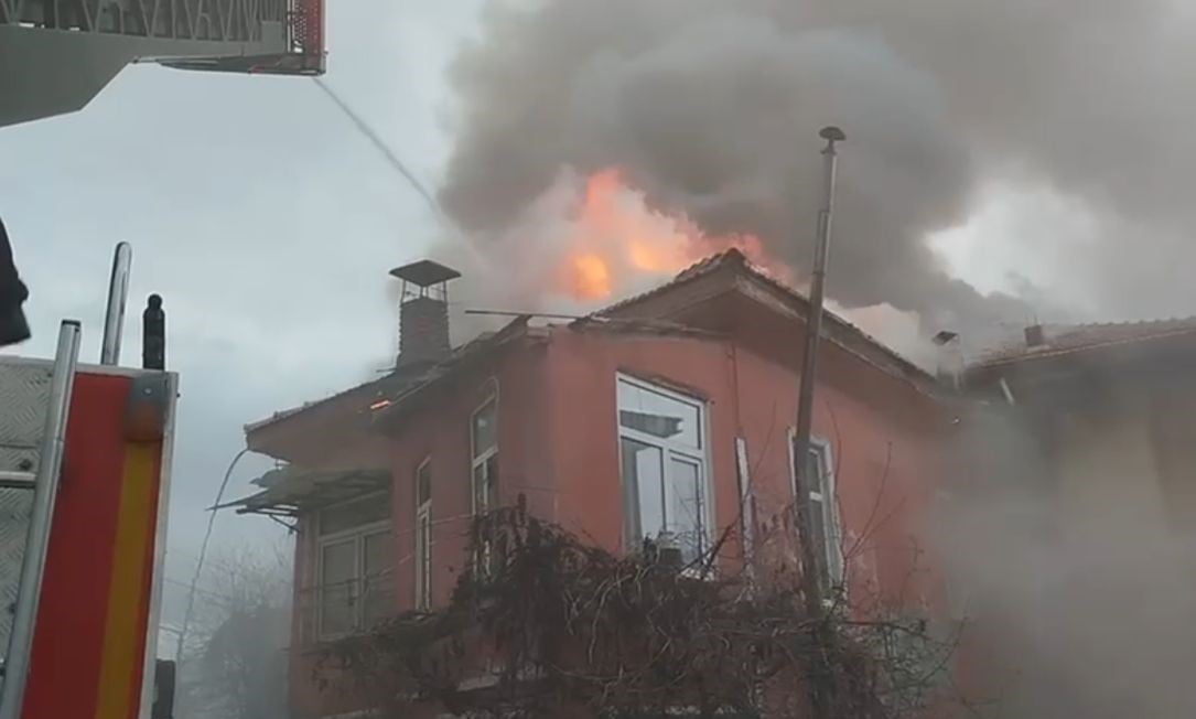 BURDUR'DA APARTMANIN ÇATISINDA ÇIKAN YANGIN BÜYÜMEDEN İTFAİYE EKİPLERİ TARAFINDAN KONTROL  ALTINA...
