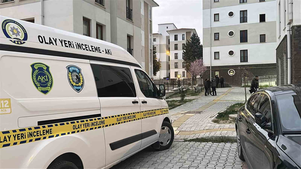 BURDUR'DA GÜNDÜZ SAATLERİNDE BİR EVE GİREN HIRSIZLAR, YAKLAŞIK 600 BİN LİRA DEĞERİNDEKİ ZİYNET...