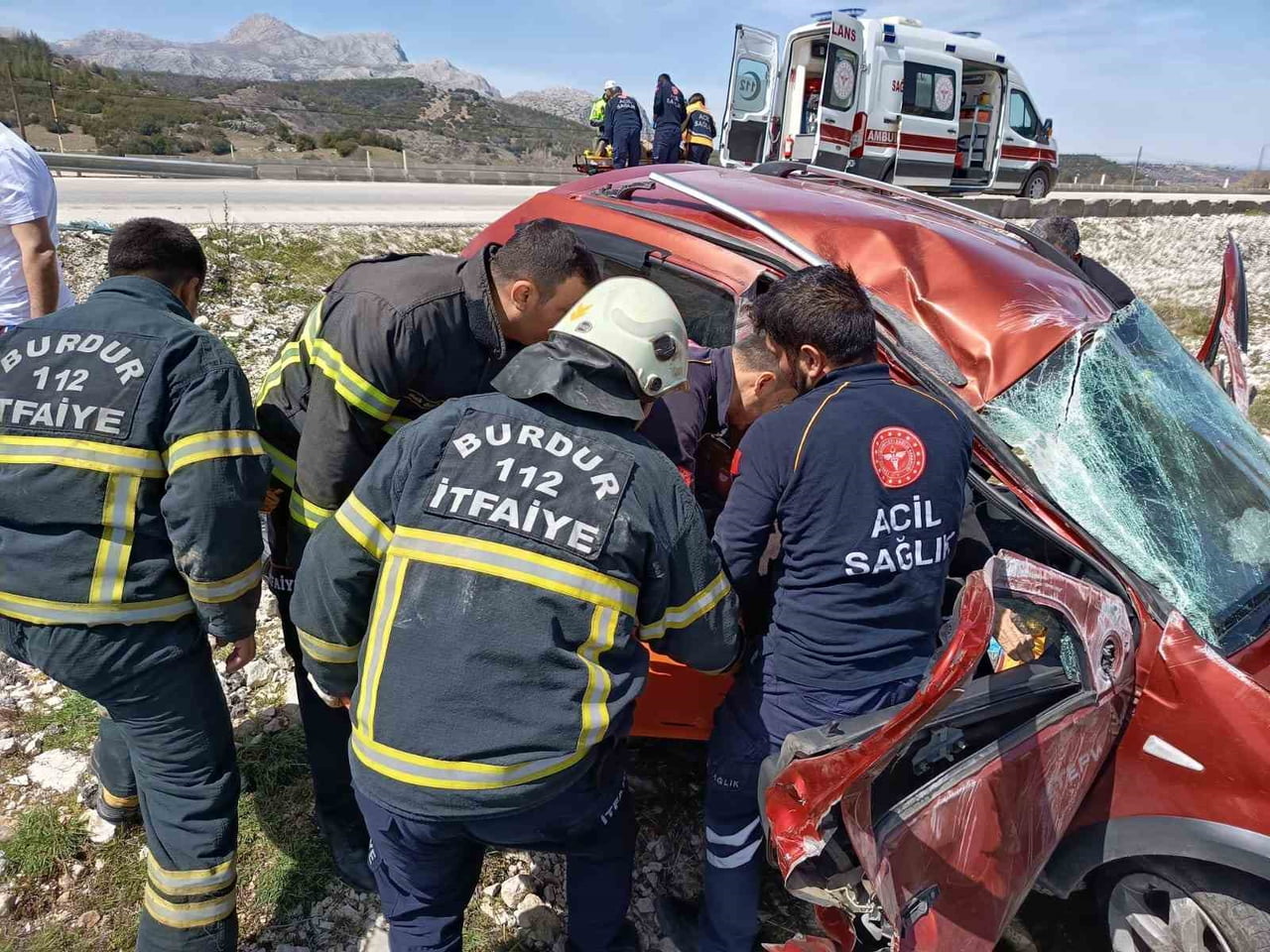 BURDUR'DA SÜRÜCÜSÜNÜN DİREKSİYON HAKİMİYETİNİ KAYBETMESİ SONUCU MEYDANA GELEN KAZADA ARAÇTA...