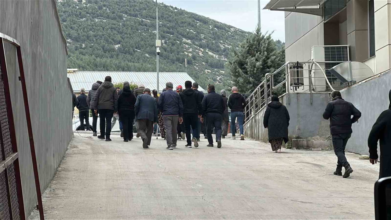 BURDUR'DAKİ 7 CANIN YİTİP GİTTİĞİ KAZADA AİLELER CENAZELERİNİ TESLİM ALDI