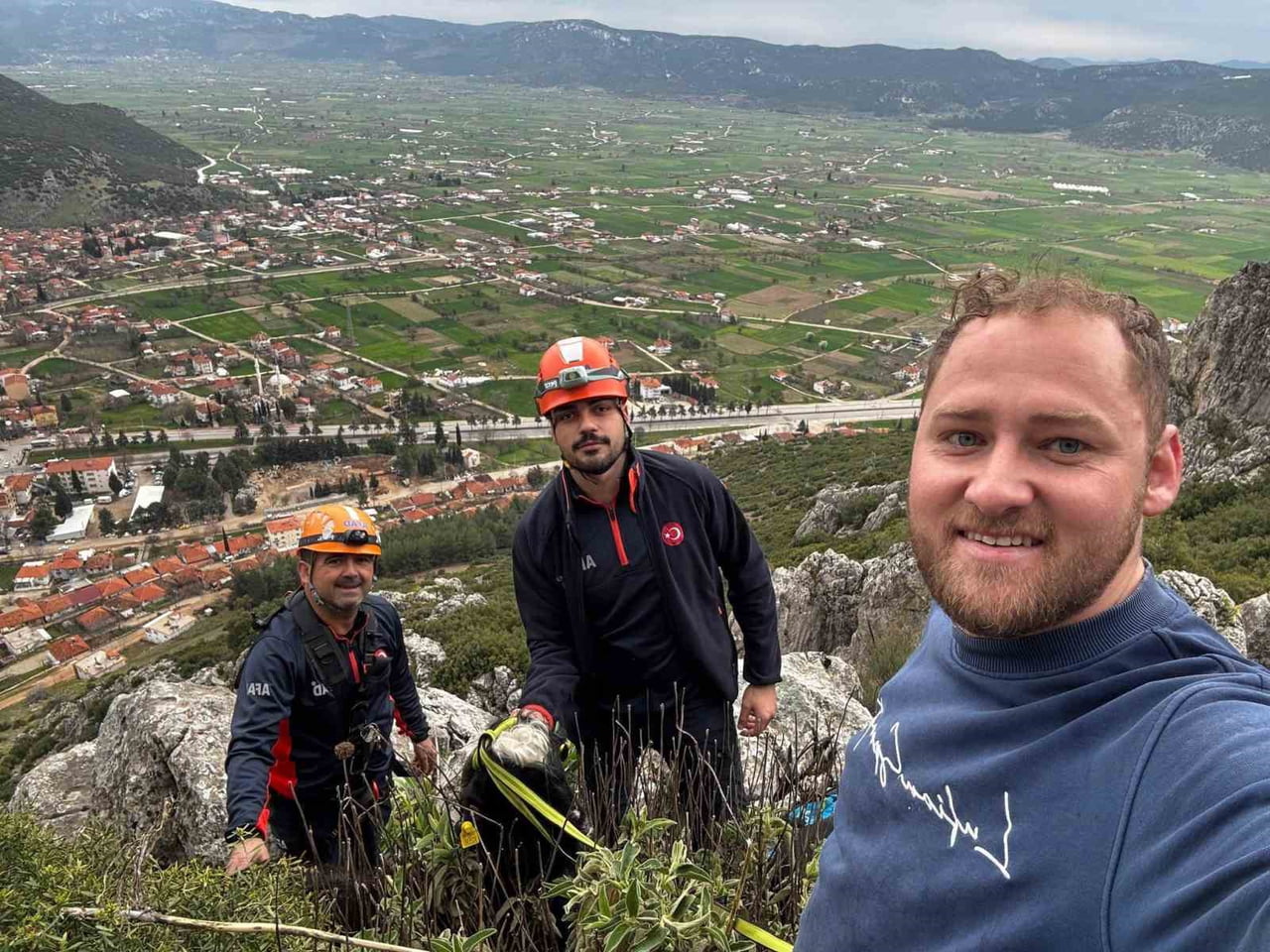 BURDUR'UN ÇELTİKÇİ İLÇESİNDE DAĞLIK ALANDA MAHSUR KALAN KEÇİ, EKİPLERCE KURTARILARAK SAHİBİNE...