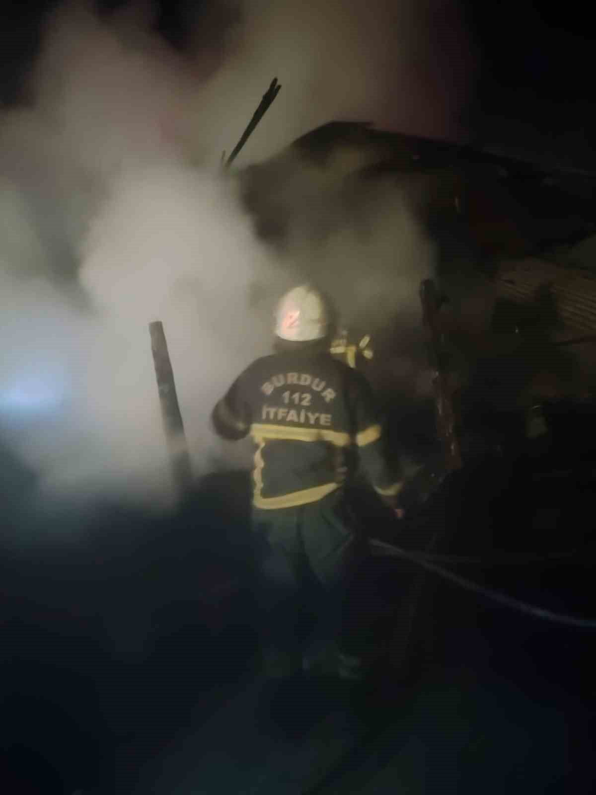 BURDUR’DA BİR EVDE ÇIKAN YANGINDA EV TAMAMEN YANARAK KULLANILAMAZ HALE GELDİ.