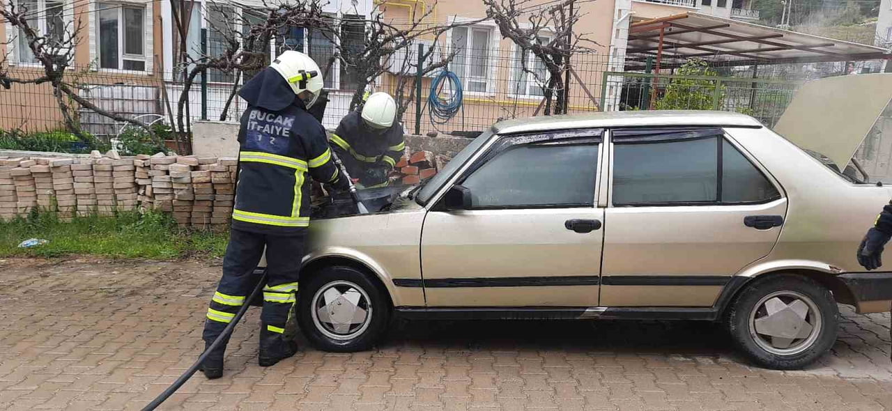 BURDUR’UN BUCAK İLÇESİNDE BİR OTOMOBİLDE ÇIKAN YANGIN İTFAİYE EKİPLERİ TARAFINDAN...