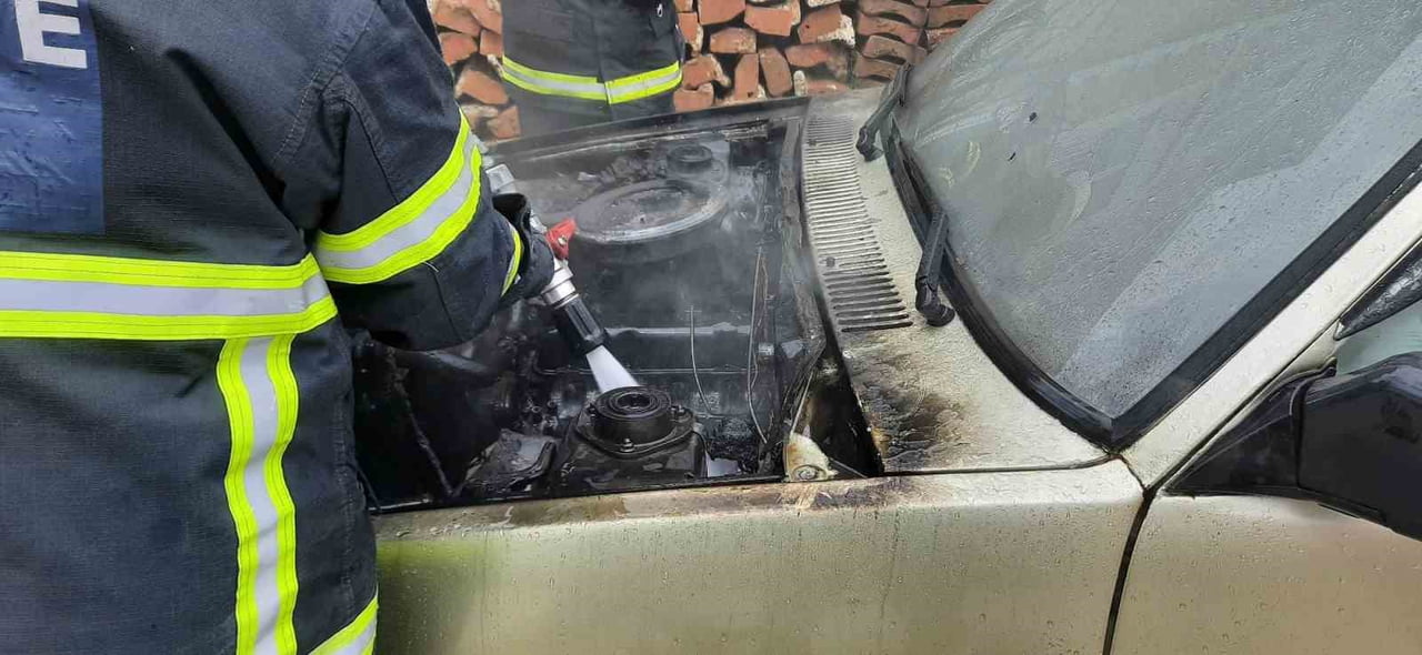 BURDUR’UN BUCAK İLÇESİNDE BİR OTOMOBİLDE ÇIKAN YANGIN İTFAİYE EKİPLERİ TARAFINDAN...