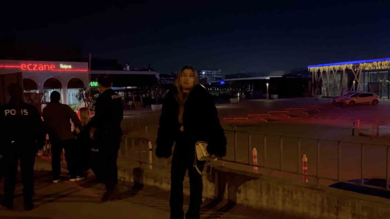 BURSA'DA ALKOLLÜ GENÇ KIZLAR, YOL KENARINDA BEKLEYEN BİR SÜRÜCÜYÜ BAŞKA BİRİNE BENZETEREK HEM...