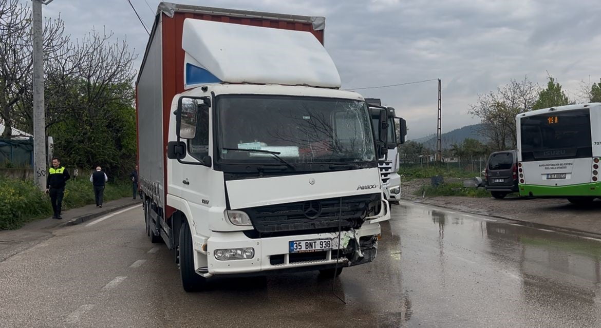 BURSA'DA BELEDİYE OTOBÜSÜ İLE NAKLİYAT KAMYONUNUN ÇARPIŞTIĞI TRAFİK KAZASINDA 2 SÜRÜCÜ...