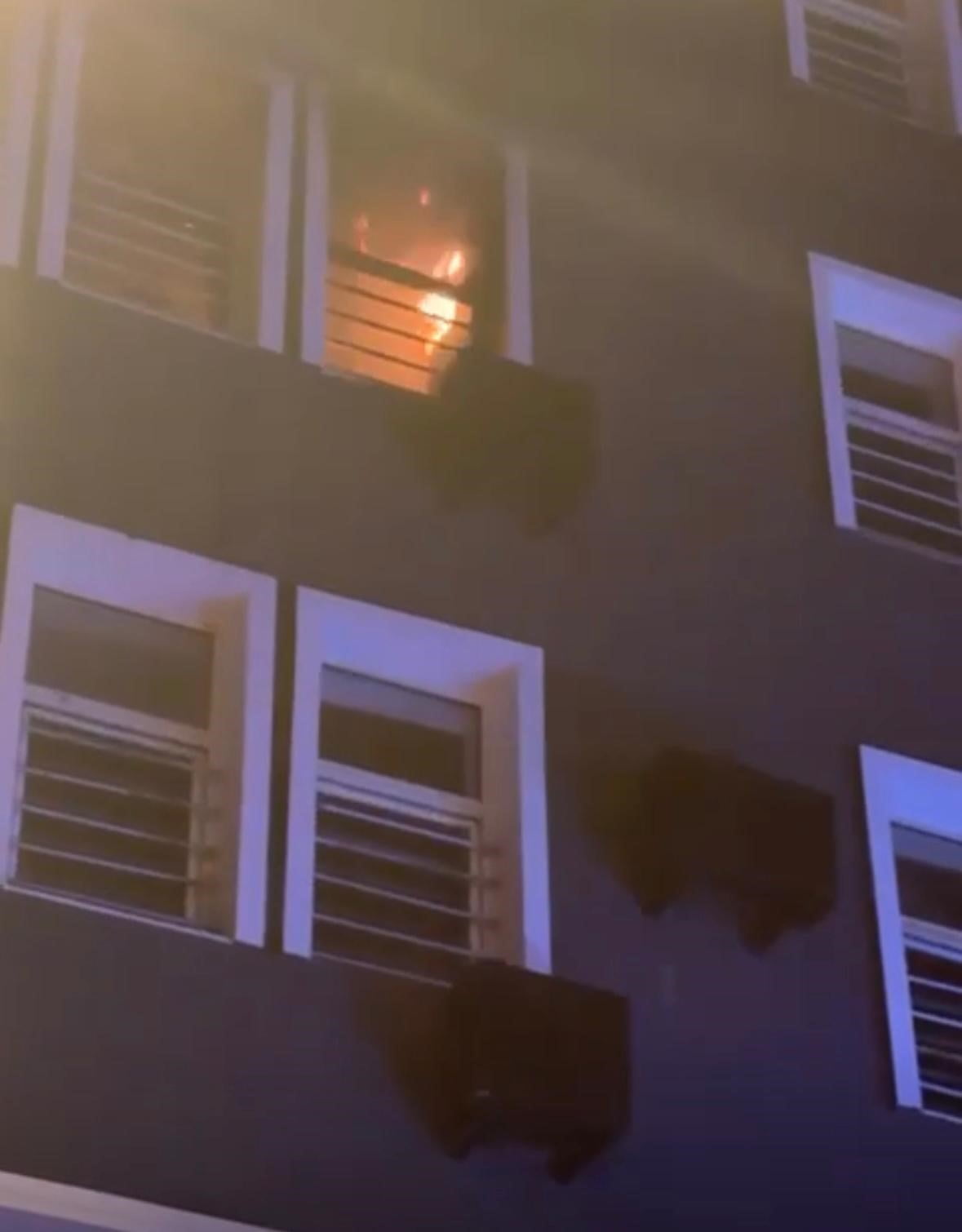 BURSA'DA BİR OTEL ODASINDA ÇIKAN YANGIN İTFAİYE VE SAĞLIK EKİPLERİNİ HAREKETE GEÇİRDİ.