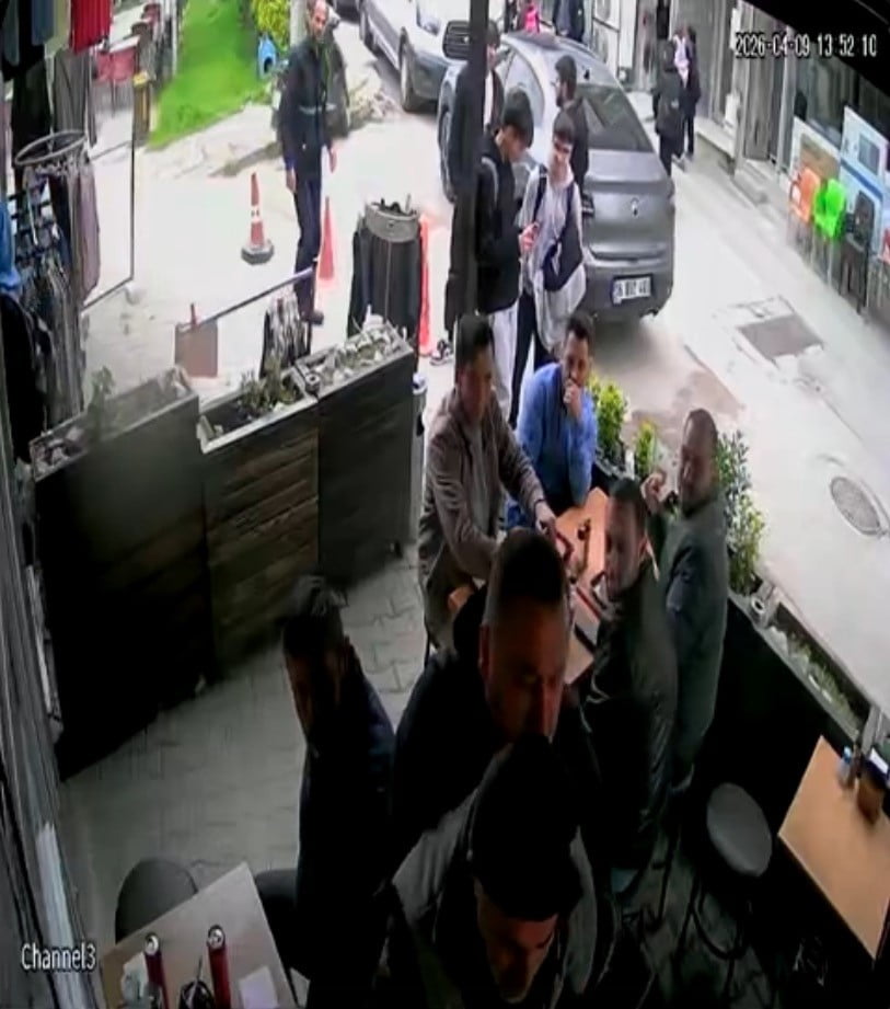 BURSA'DA BOĞAZINA YEMEK KAÇAN 65 YAŞINDAKİ VATANDAŞ, ESNAFIN HIZLI MÜDAHALESİYLE HAYATA...