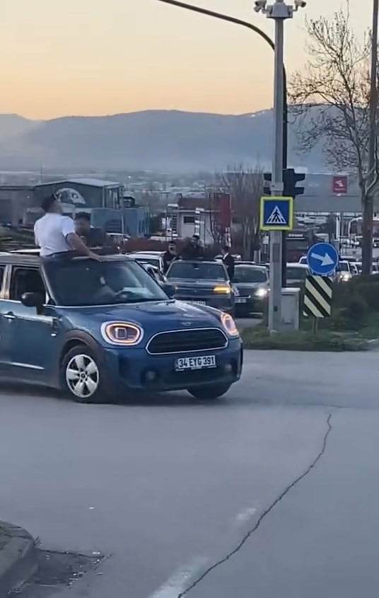 BURSA'DA DÜĞÜNDE KONVOY YAPAN SÜRÜCÜLER HEM KENDİ CANLARINI HEM DE TRAFİKTEKİ DİĞER VATANDAŞLARI...