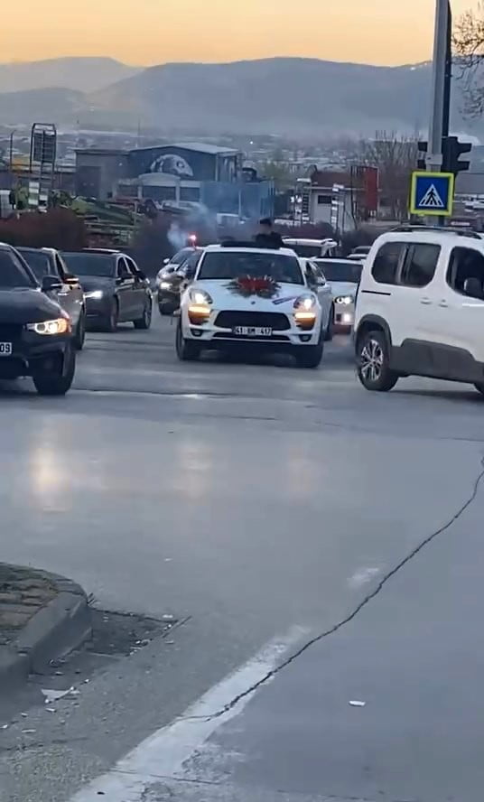 BURSA'DA DÜĞÜNDE KONVOY YAPAN SÜRÜCÜLER HEM KENDİ CANLARINI HEM DE TRAFİKTEKİ DİĞER VATANDAŞLARI...