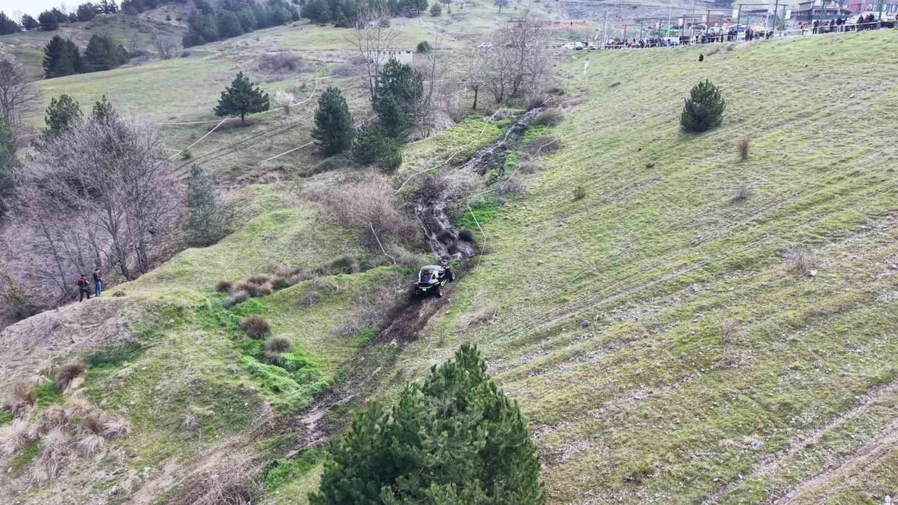 BURSA'DA DÜZENLENEN OFF-ROAD ETKİNLİĞİ RENKLİ GÖRÜNTÜLERE SAHNE OLURKEN, PARKURDA TAKLA ATAN...