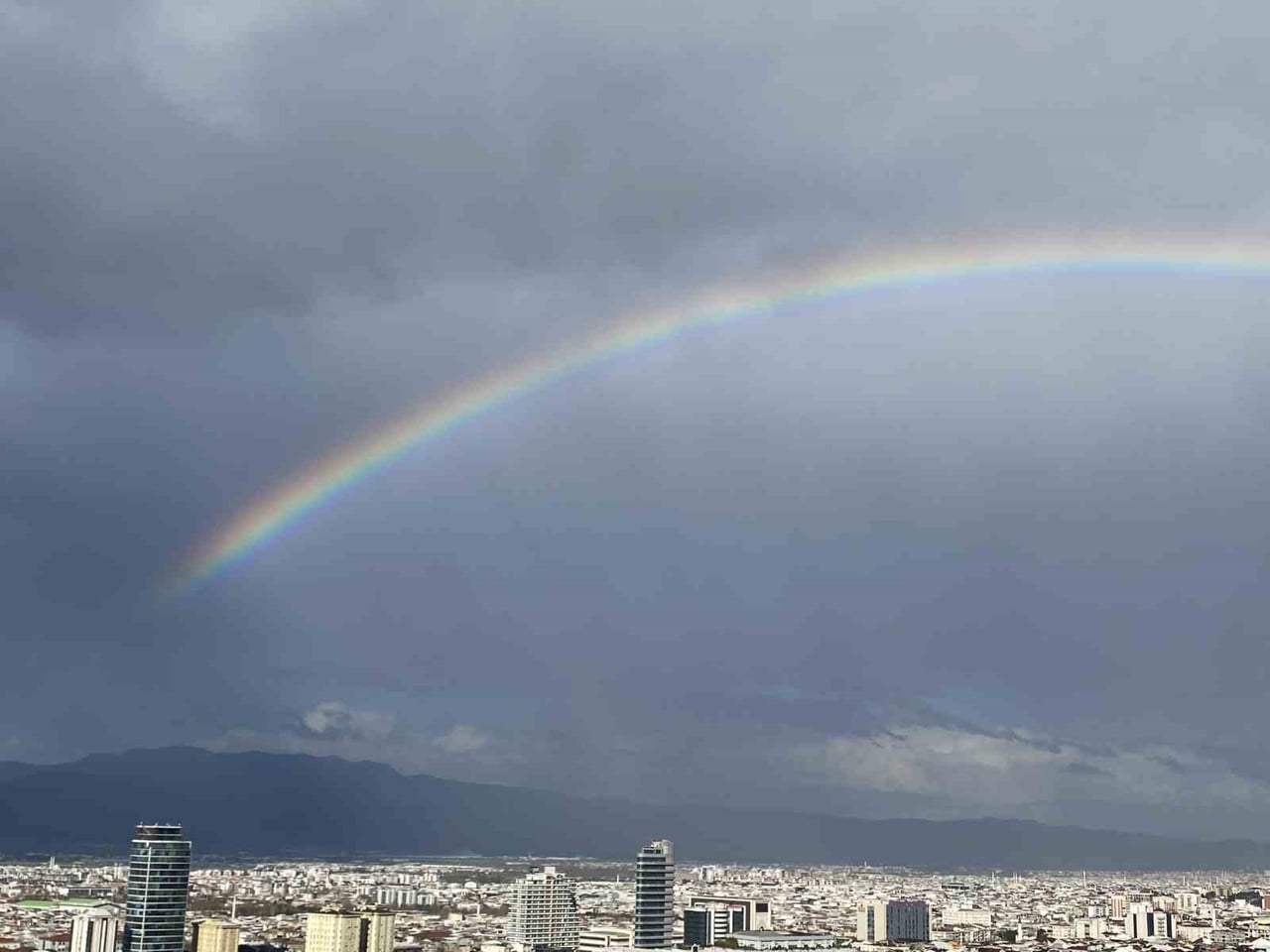 BURSA'DA ETKİLİ OLAN YAĞIŞIN ARDINDAN ORTAYA ÇIKAN GÖKKUŞAĞI, KENTTE GÖRSEL BİR ŞÖLEN OLUŞTURDU....