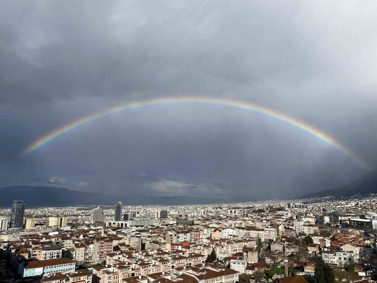 BURSA'DA ETKİLİ OLAN YAĞIŞIN ARDINDAN ORTAYA ÇIKAN GÖKKUŞAĞI, KENTTE GÖRSEL BİR ŞÖLEN OLUŞTURDU....