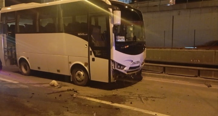 BURSA'DA GECE YARISI MEYDANA GELEN ZİNCİRLEME KAZADA 3 ARAÇ BİRBİRİNE GİRDİ, 6 KİŞİ...