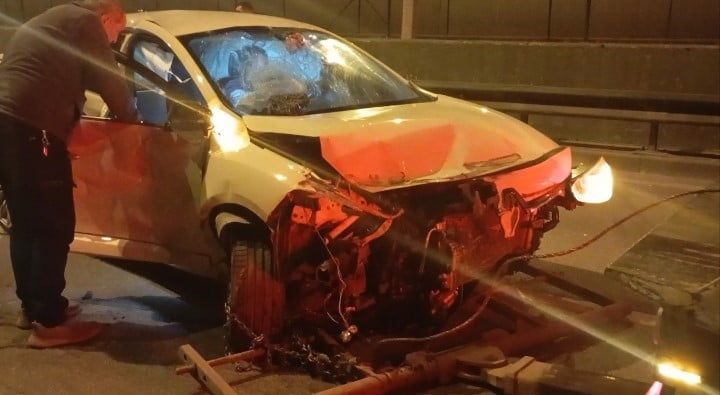 BURSA'DA GECE YARISI MEYDANA GELEN ZİNCİRLEME KAZADA 3 ARAÇ BİRBİRİNE GİRDİ, 6 KİŞİ...