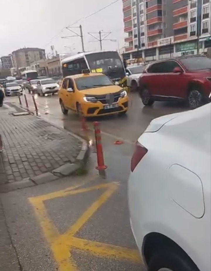 BURSA'DA GERİ GERİ İLERYLEN TAKSİ SÜRÜCÜSÜ TEHLİKE SAÇTI O ANLAR CEP TELEFONU KAMERASIYLA...