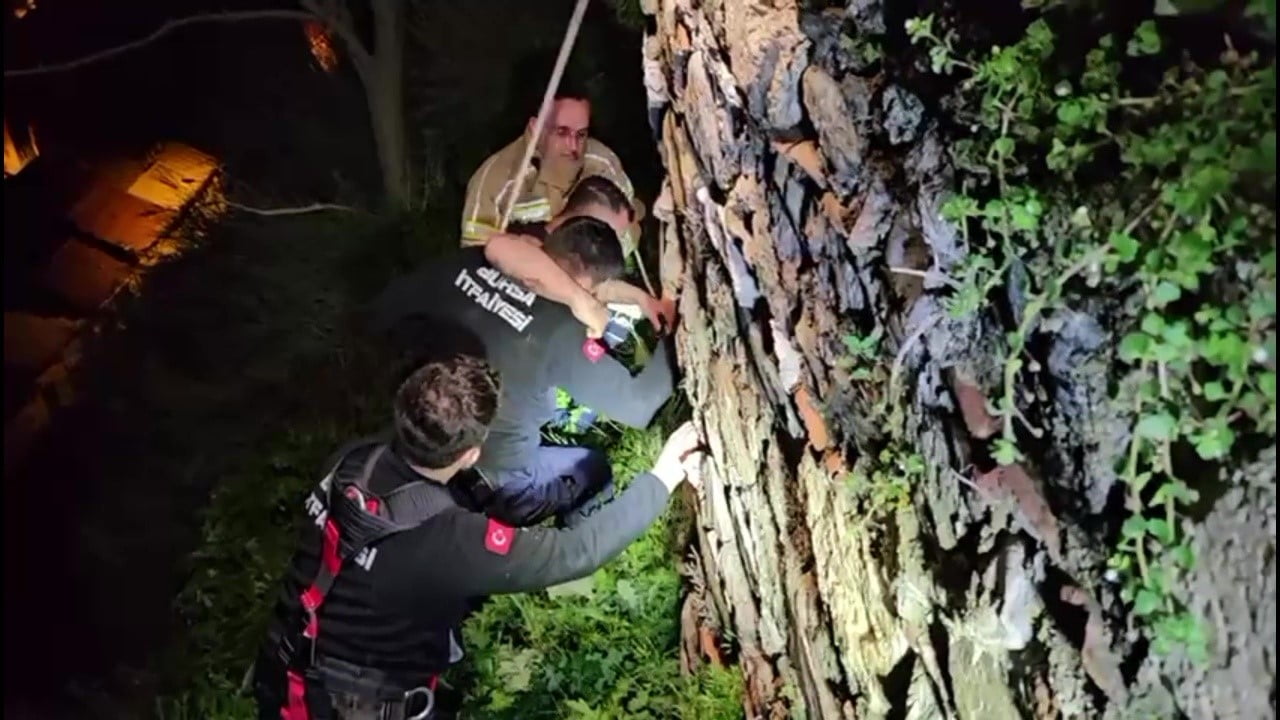 BURSA'DA TOPHANE SURLARINA ÇIKAN VE ELİNDEKİ JİLETLERLE İNTİHAR TEHDİDİNDE BULUNAN ŞAHIS, AYAĞININ...