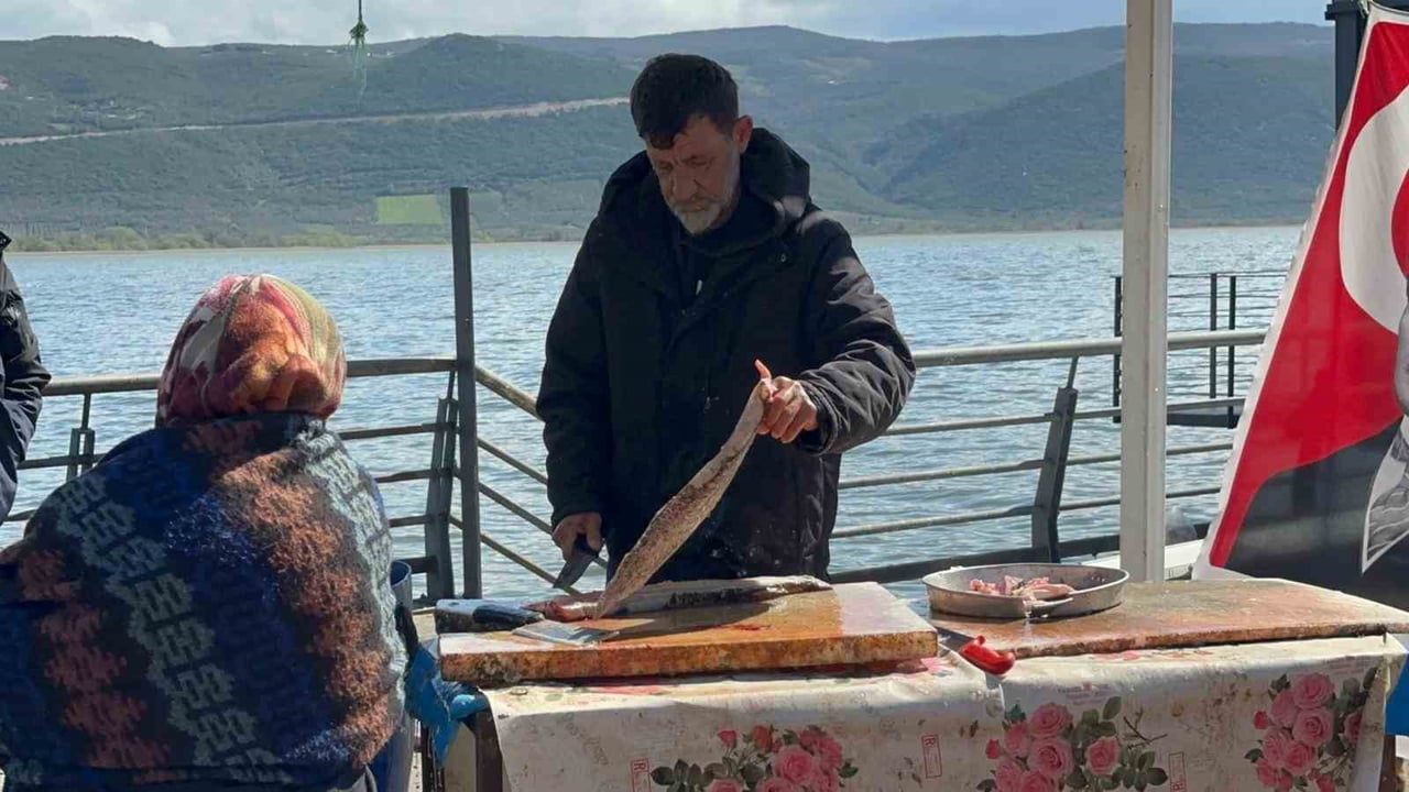 BURSA'DAKİ ULUABAT GÖLÜ'NDEKİ SU MİKTARININ ARTMASI, BUNA BAĞLI BALIĞININ AZ ÇIKMASI VE TALEBİN DE...