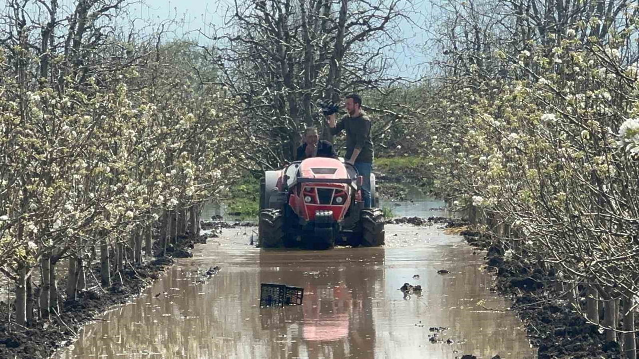 BURSA'NIN GÜRSU İLÇESİNDE YÜZLERCE DÖNÜM ŞEFTALİ VE ARMUT BAHÇESİ SU ALTINDA KALIRKEN, ÇİFTÇİLER...