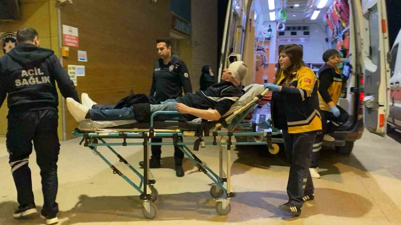 BURSA'NIN İNEGÖL İLÇESİNDE 2 GURUP ARASINDA ÇIKAN KAVGADA 3 KİŞİ SOPALARLA DARP EDİLDİ.