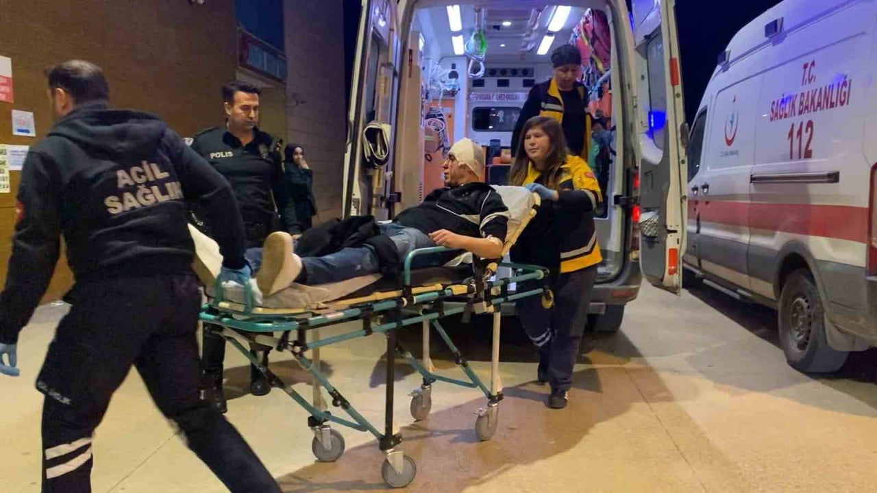 BURSA'NIN İNEGÖL İLÇESİNDE 2 GURUP ARASINDA ÇIKAN KAVGADA 3 KİŞİ SOPALARLA DARP EDİLDİ.