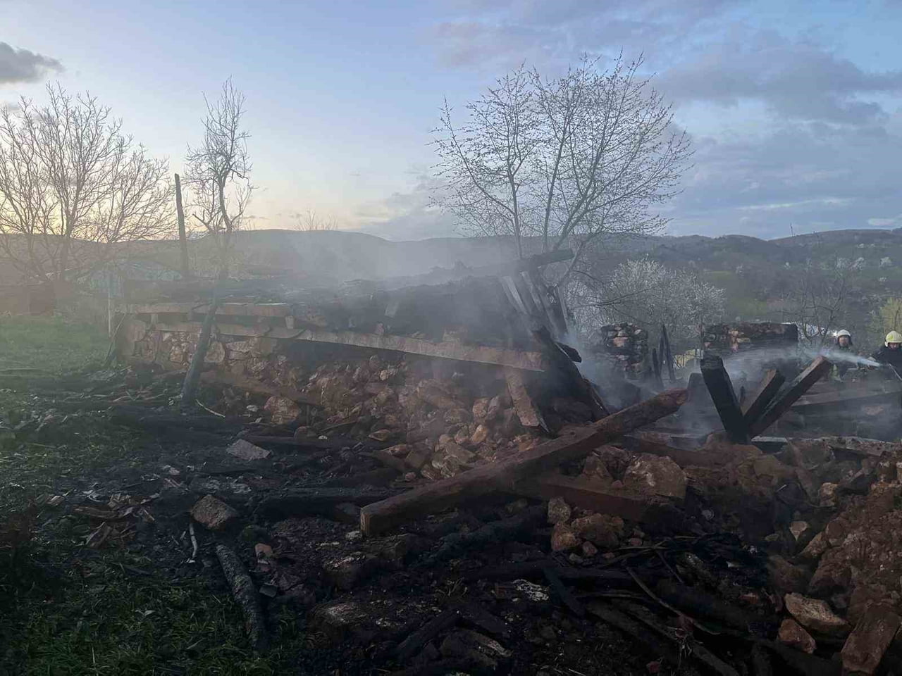 BURSA'NIN İNEGÖL İLÇESİNDE, 2 KATLI EV ALEVLERE TESLİM OLURKEN, KÜLE DÖNDÜ.