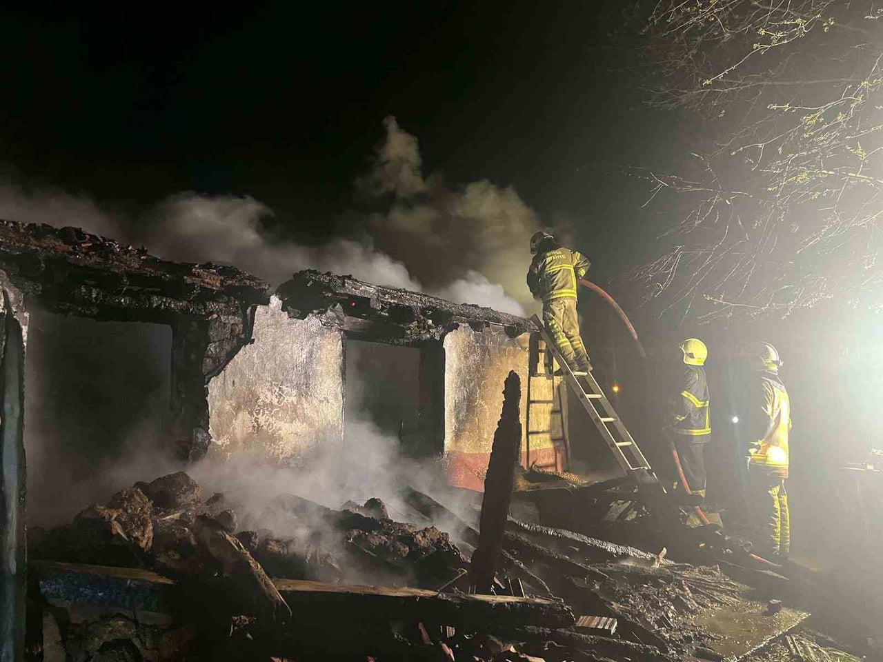 BURSA'NIN İNEGÖL İLÇESİNDE, 2 KATLI EV ALEVLERE TESLİM OLURKEN, KÜLE DÖNDÜ.