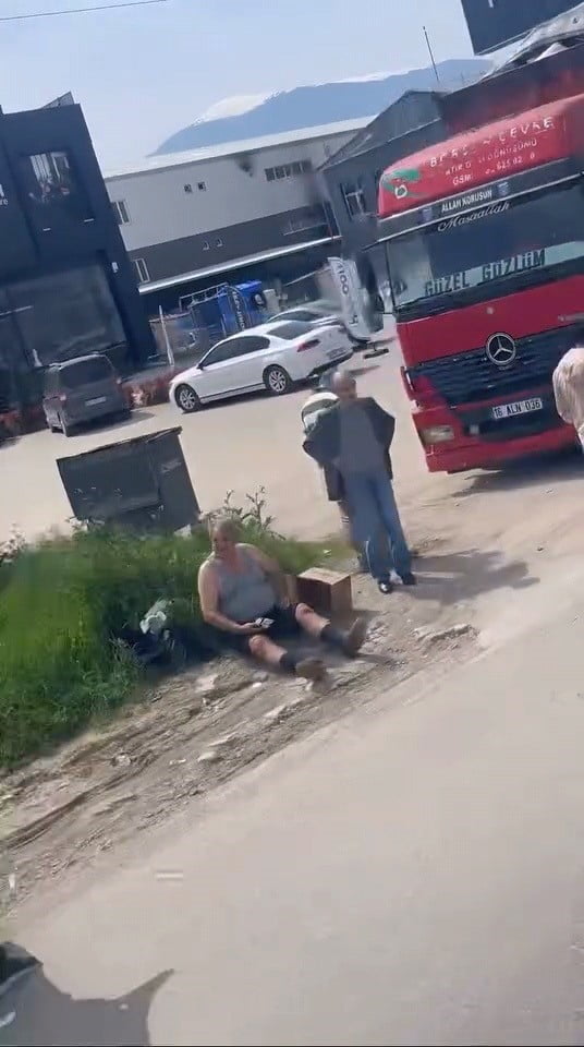 BURSA'NIN İNEGÖL İLÇESİNDE 3 OTOMOBİL İLE KAMYONUN KARIŞTIĞI ZİNCİRLEME KAZADA 5 KİŞİ...