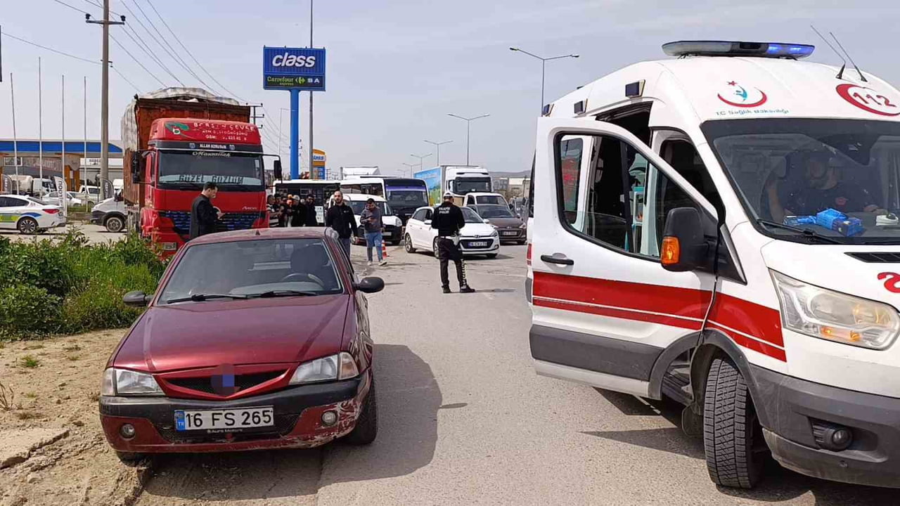 BURSA'NIN İNEGÖL İLÇESİNDE 3 OTOMOBİL İLE KAMYONUN KARIŞTIĞI ZİNCİRLEME KAZADA 5 KİŞİ...